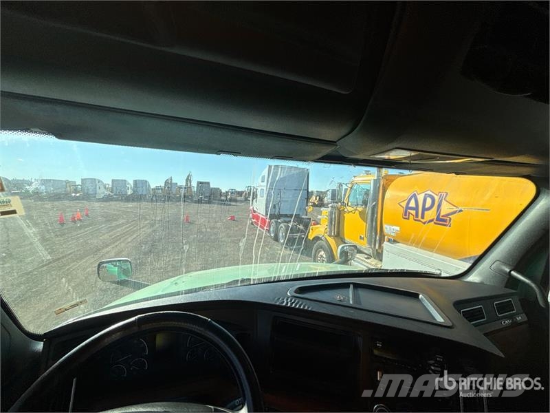 Freightliner Cascadia 126 6x4 T/A Sleeper Truck Tractor Truck Tractor Units
