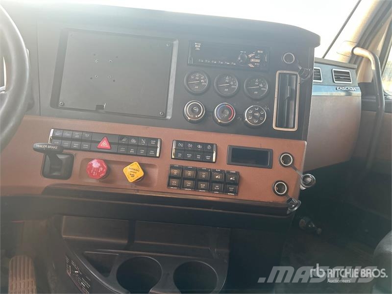 Freightliner Cascadia 126 6x4 T/A Sleeper Truck Tractor Vlačilci