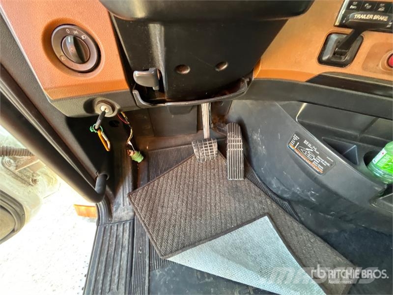 Freightliner Cascadia 126 6x4 T/A Sleeper Truck Tractor Седельные тягачи