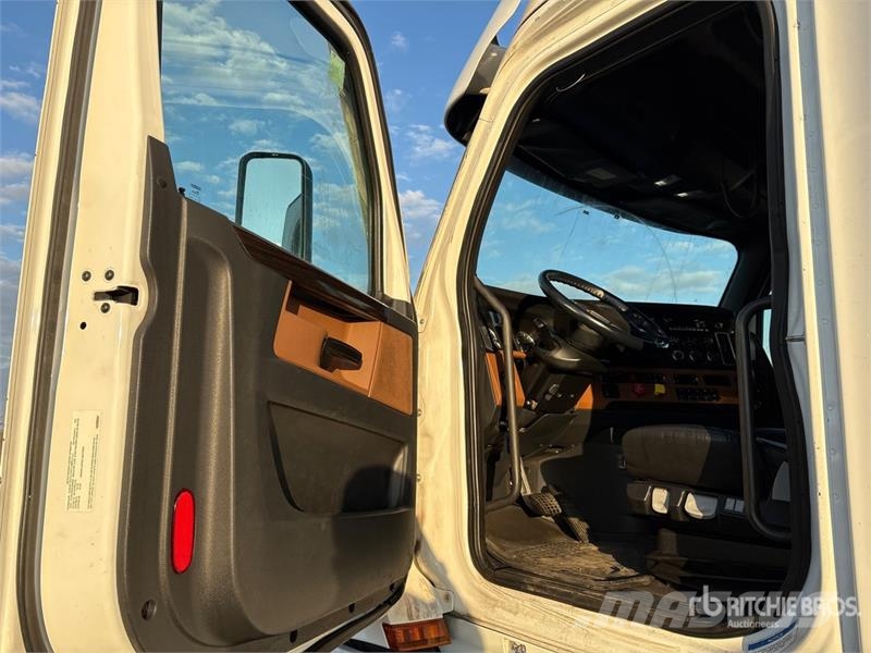 Freightliner Cascadia 126 6x4 T/A Sleeper Truck Tractor Седельные тягачи