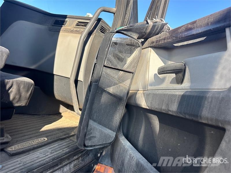 Freightliner Cascadia 126 6x4 T/A Sleeper Truck Tractor (Inoper Tegljači