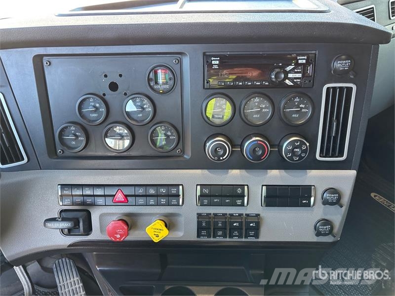 Freightliner Cascadia 126 6x4 T/A Sleeper Truck Tractor Sattelzugmaschinen