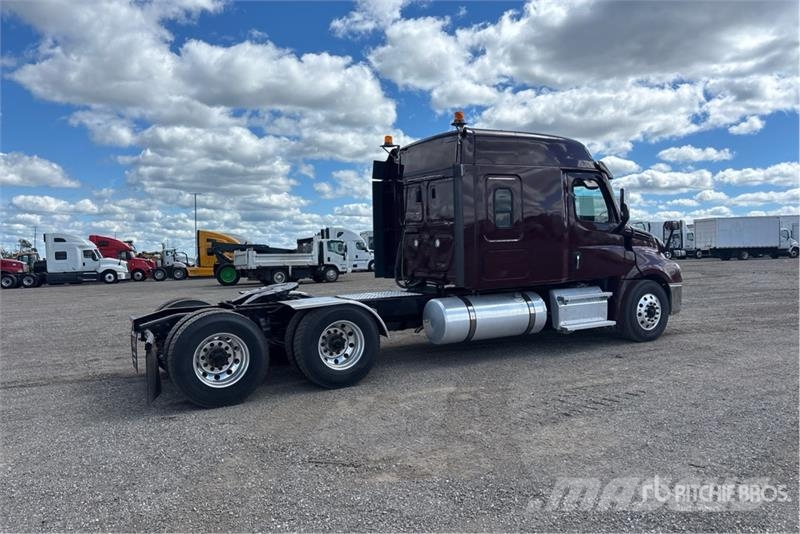 Freightliner Cascadia 126 6x4 T/A Sleeper Truck Tractor Tegljači