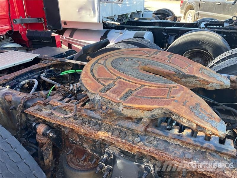 Freightliner Cascadia 126 6x4 T/A Sleeper Truck Tractor (Inoper وحدات الجر