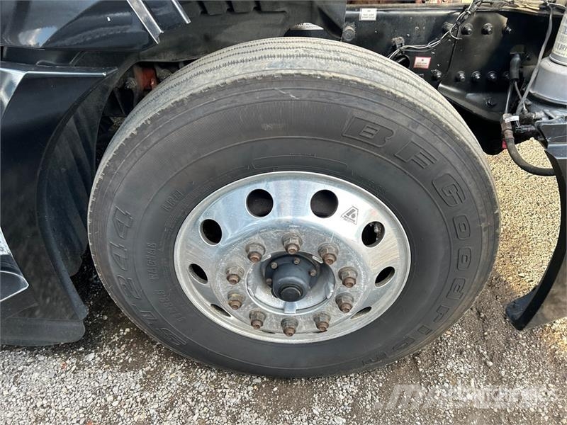 Freightliner Cascadia 126 6x4 T/A Sleeper Truck Tractor Trekkers