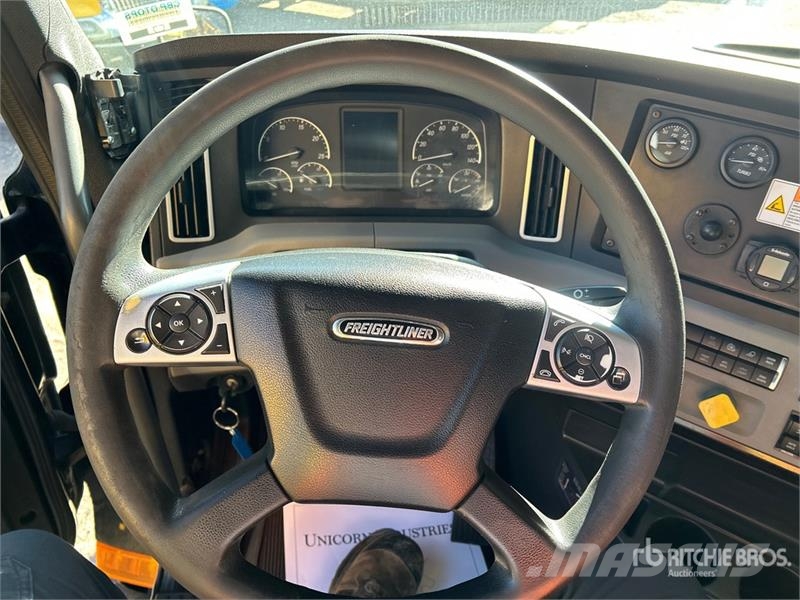 Freightliner Cascadia 126 6x4 T/A Sleeper Truck Tractor Tractor Units