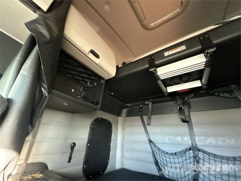 Freightliner Cascadia 126 6x4 T/A Sleeper Truck Tractor Vetopöytäautot