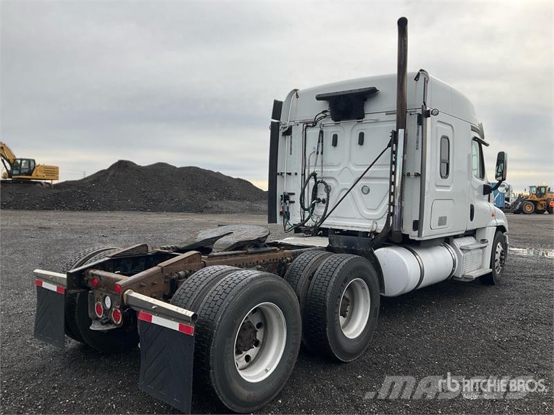 Freightliner Cascadia 125 6x4 T/A Sleeper Truck Tractor Vlačilci