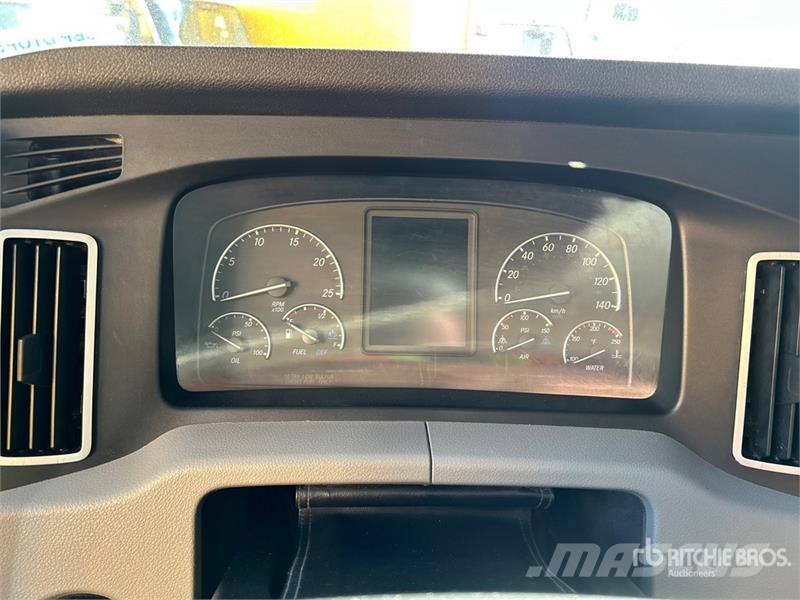 Freightliner Cascadia 126 6x4 T/A Sleeper Truck Tractor Tractor Units