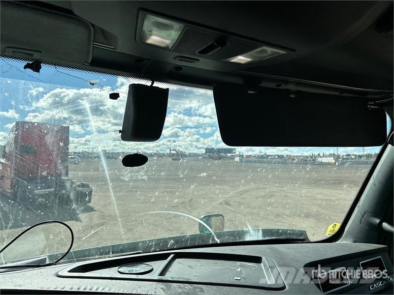 Freightliner Cascadia 126 6x4 T/A Sleeper Truck Tractor Nyergesvontatók