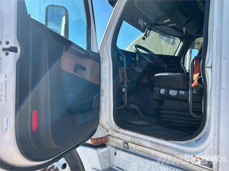 Freightliner Cascadia 126 6x4 T/A Sleeper Truck Tractor Sattelzugmaschinen