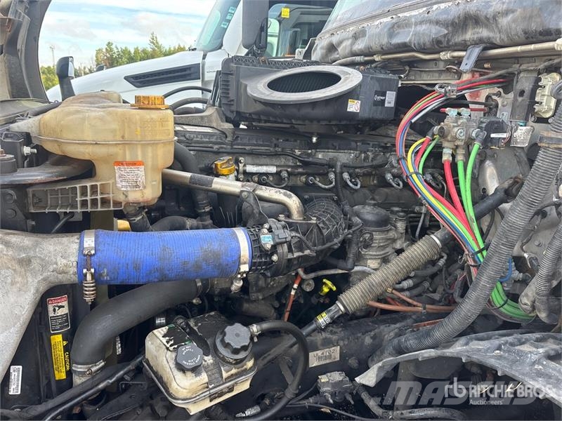 Freightliner Cascadia 126 6x4 T/A Sleeper Truck Tractor 曳引機組件