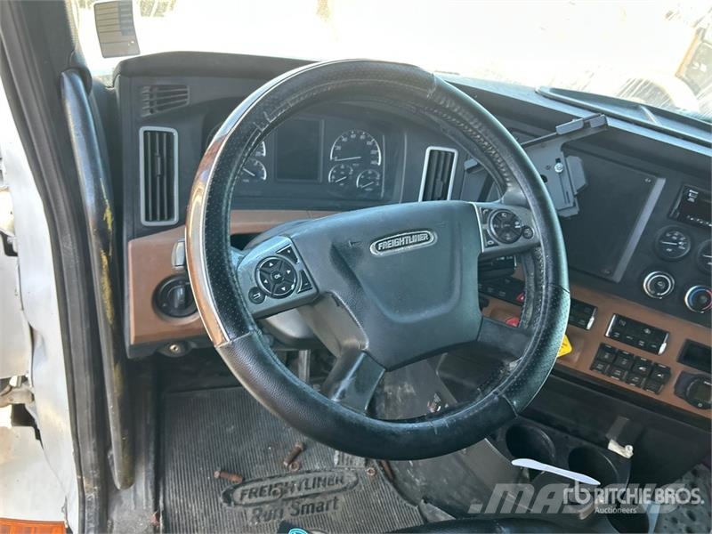 Freightliner Cascadia 126 6x4 T/A Sleeper Truck Tractor (Inoper Тягачі