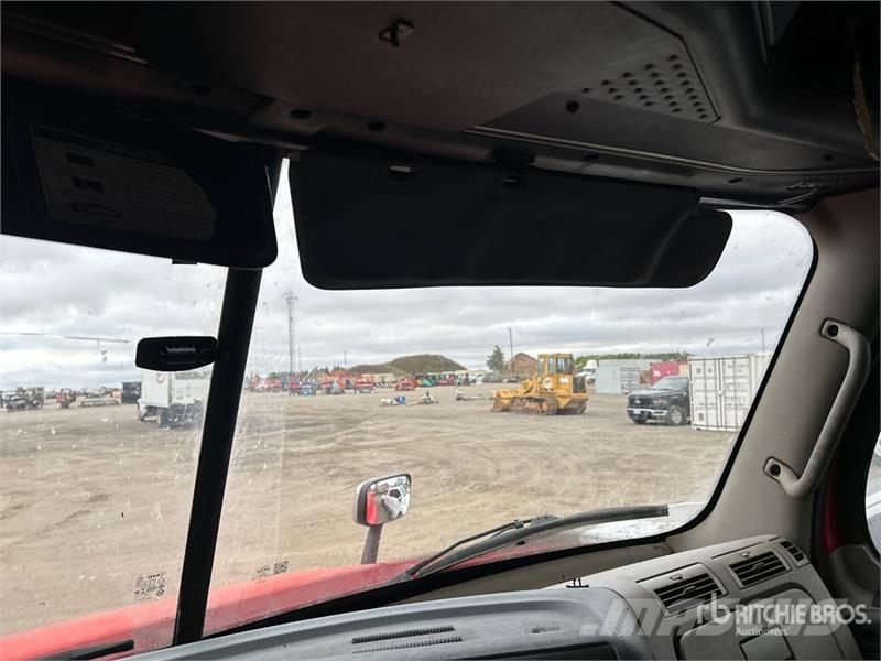 Freightliner Cascadia 125 6x4 T/A Sleeper Truck Tractor Vetopöytäautot