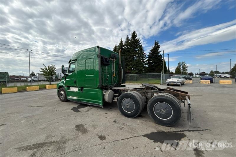 Freightliner Cascadia 126 6x4 T/A Sleeper Truck Tractor Тягачі