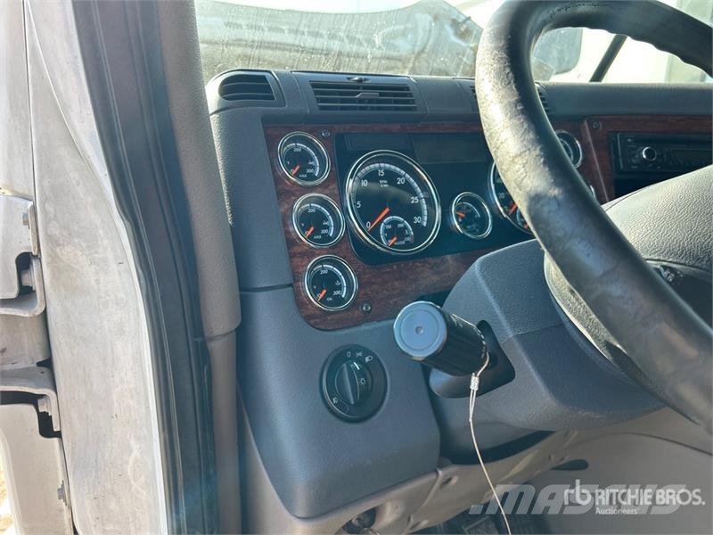Freightliner Cascadia 125 6x4 T/A Sleeper Truck Tractor Truck Tractor Units
