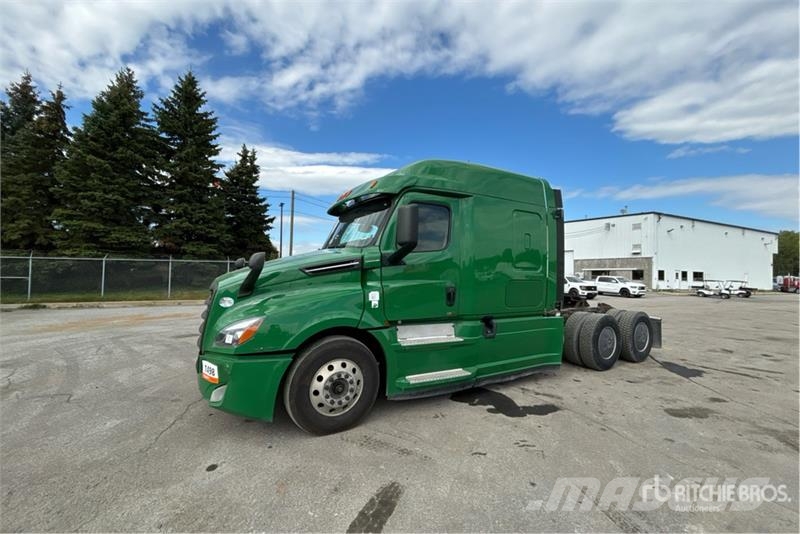 Freightliner Cascadia 126 6x4 T/A Sleeper Truck Tractor Тягачі
