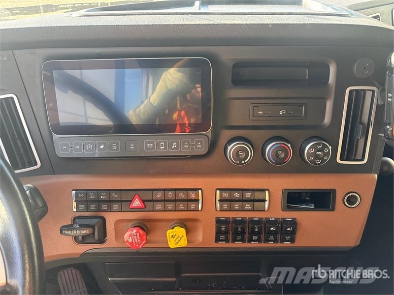 Freightliner Cascadia 126 وحدات الجر