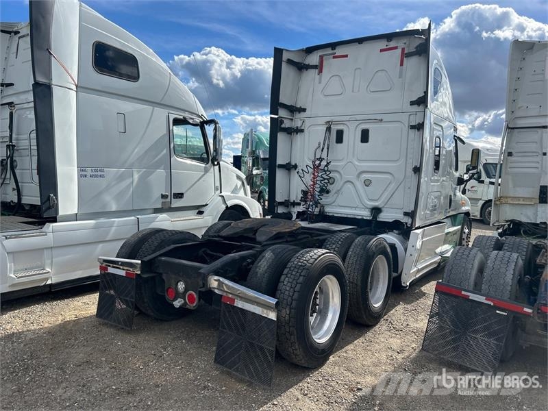 Freightliner Cascadia 125 6x4 T/A Sleeper Truck Tractor (Inoper Sattelzugmaschinen