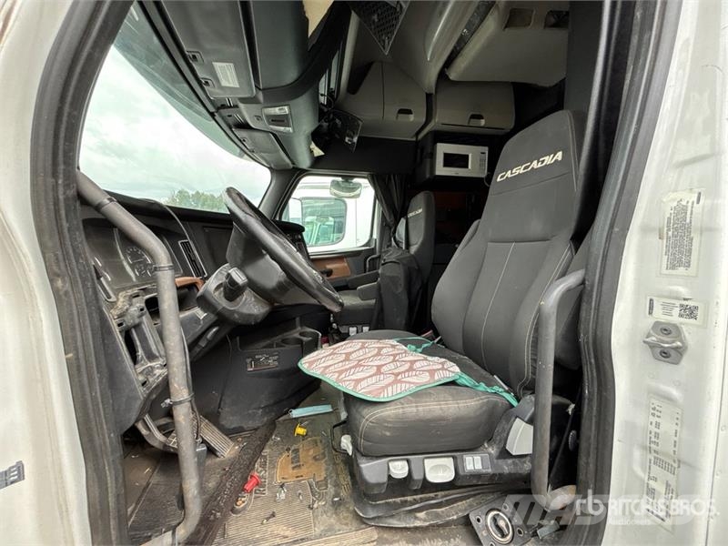 Freightliner Cascadia 126 6x4 6x4 T/A Sleeper Truck Tractor (In Tractor Units