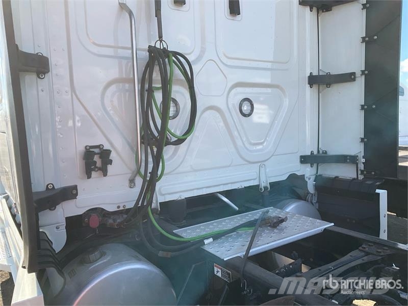 Freightliner Cascadia 126 6x4 T/A Sleeper Truck Tractor وحدات الجر