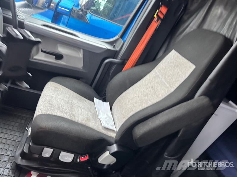 Freightliner Cascadia 126 6x4 T/A Sleeper Truck Tractor Tegljači