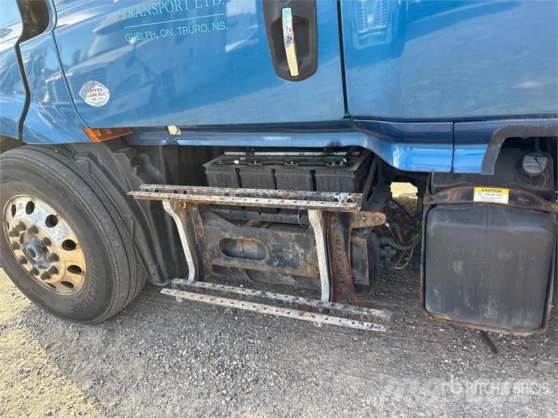 Freightliner Cascadia 126 6x4 T/A Sleeper Truck Tractor (Inoper Sattelzugmaschinen