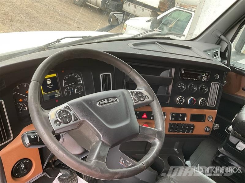 Freightliner Cascadia 126 6x4 T/A Sleeper Truck Tractor وحدات الجر