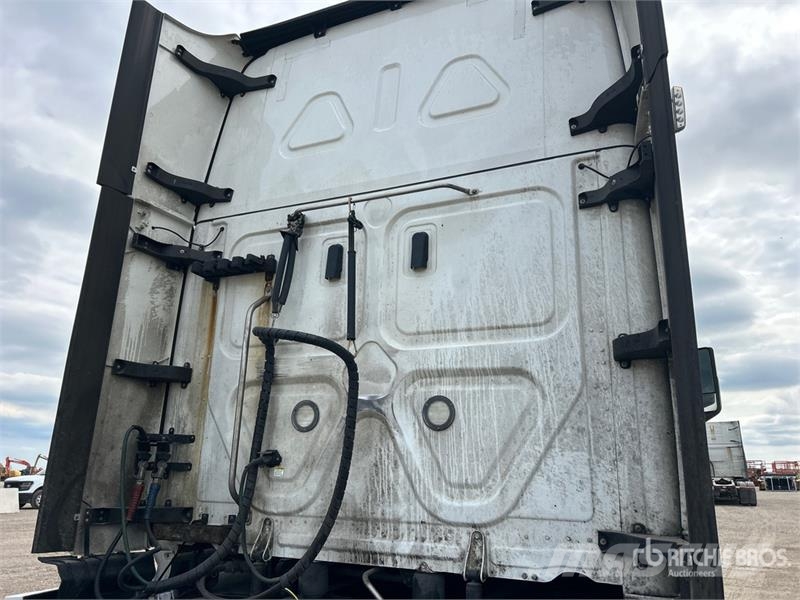 Freightliner Cascadia 126 6x4 T/A Sleeper Truck Tractor Tractor Units