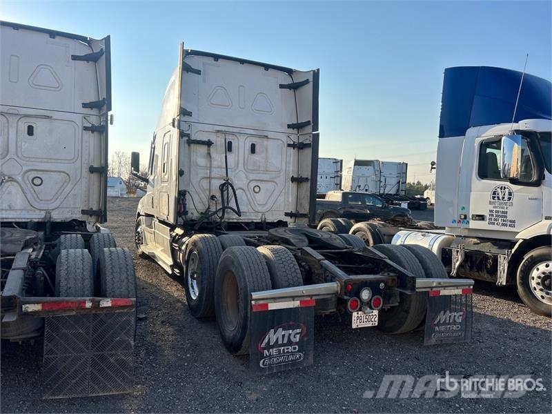Freightliner Cascadia 126 6x4 T/A Sleeper Truck Tractor Vlačilci