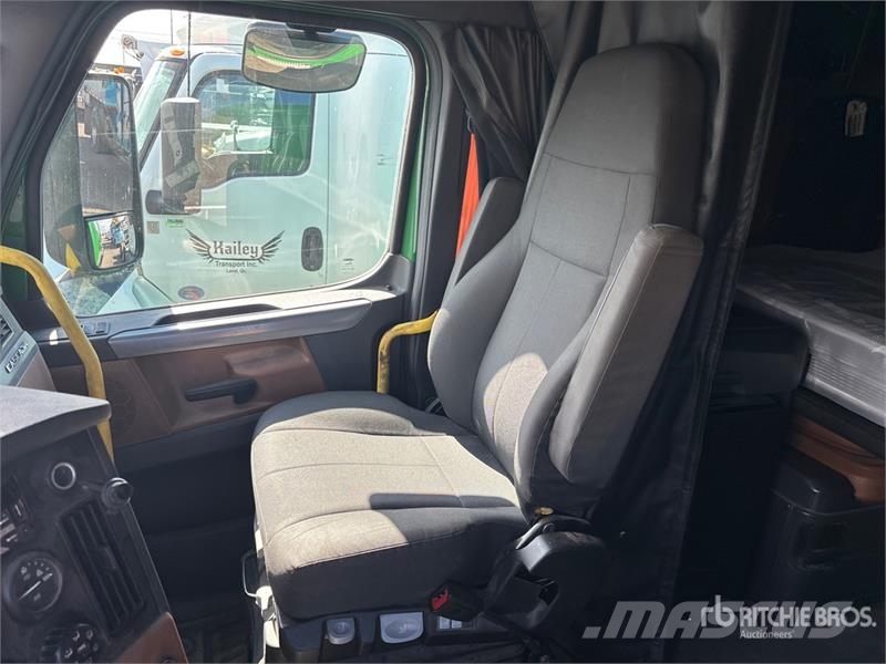 Freightliner Cascadia 126 6x4 T/A Sleeper Truck Tractor Тягачі