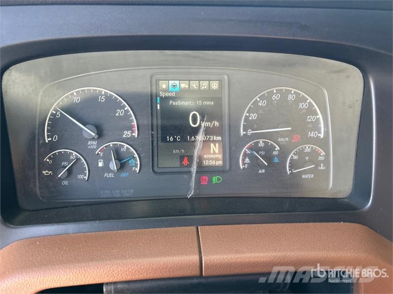 Freightliner Cascadia 126 6x4 T/A Sleeper Truck Tractor Sattelzugmaschinen