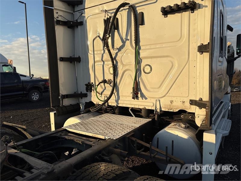 Freightliner Cascadia 126 6x4 T/A Sleeper Truck Tractor Седельные тягачи