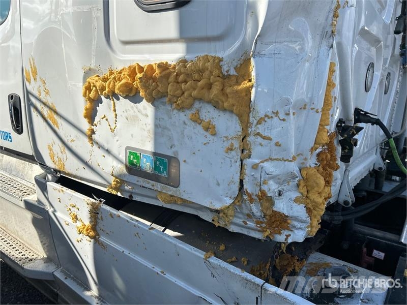 Freightliner Cascadia 126 6x4 T/A Sleeper Truck Tractor Cabezas tractoras