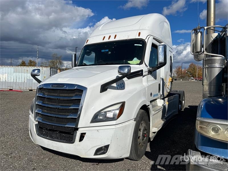 Freightliner Cascadia 126 6x4 T/A Sleeper Truck Tractor Cabezas tractoras