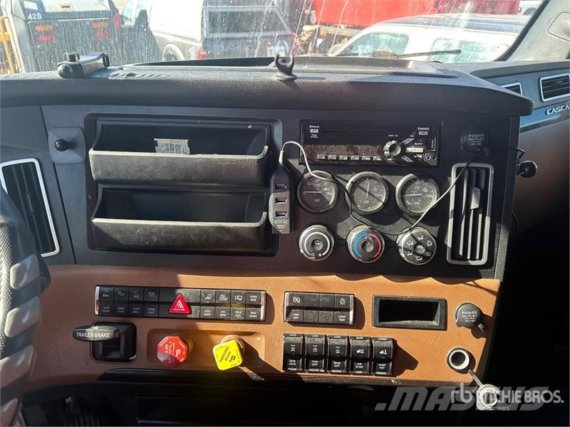 Freightliner Cascadia 126 6x4 T/A Sleeper Truck Tractor Nyergesvontatók