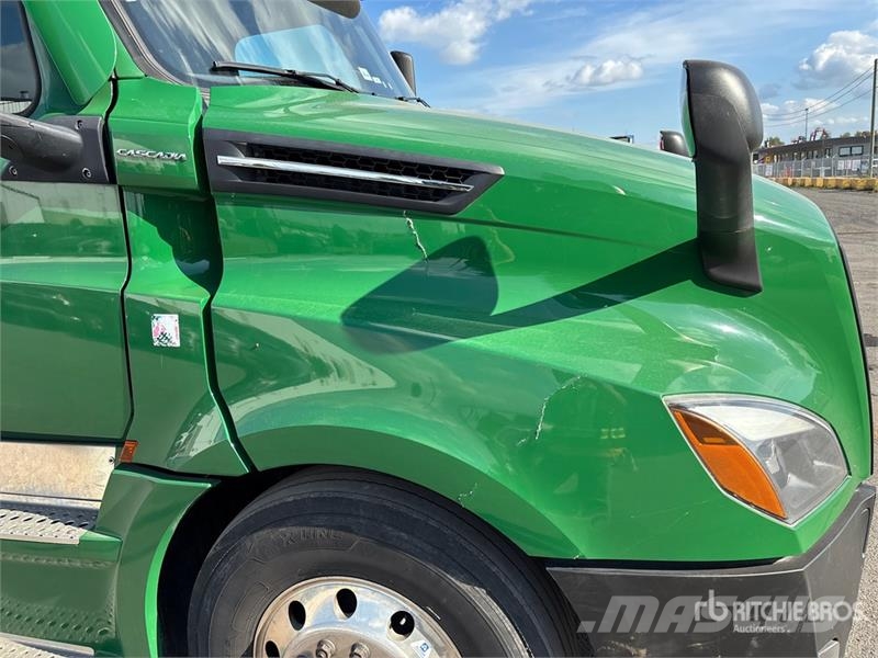 Freightliner Cascadia 126 6x4 T/A Sleeper Truck Tractor Tegljači