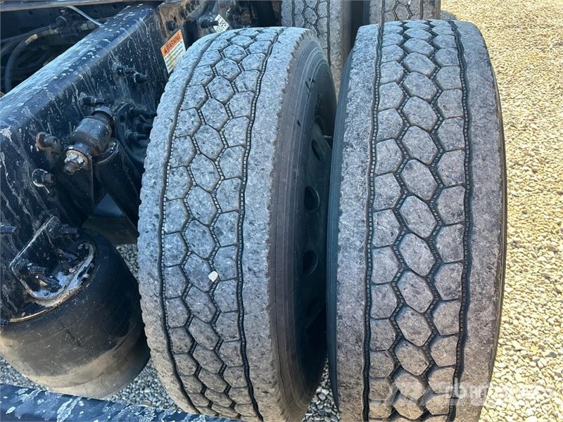 Freightliner Cascadia 126 6x4 T/A Sleeper Truck Tractor وحدات الجر