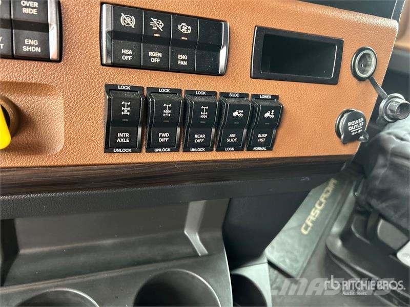 Freightliner Cascadia 126 6x4 T/A Sleeper Truck Tractor Cavalos mecânicos