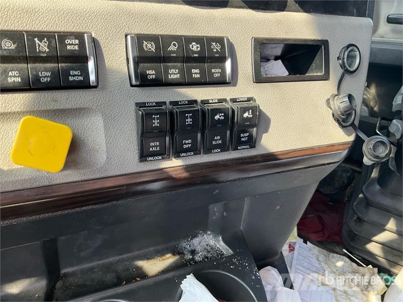 Freightliner Cascadia 126 6x4 T/A Sleeper Truck Tractor Sattelzugmaschinen