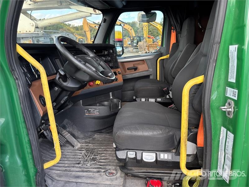 Freightliner Cascadia 126 6x4 T/A Sleeper Truck Tractor Tegljači