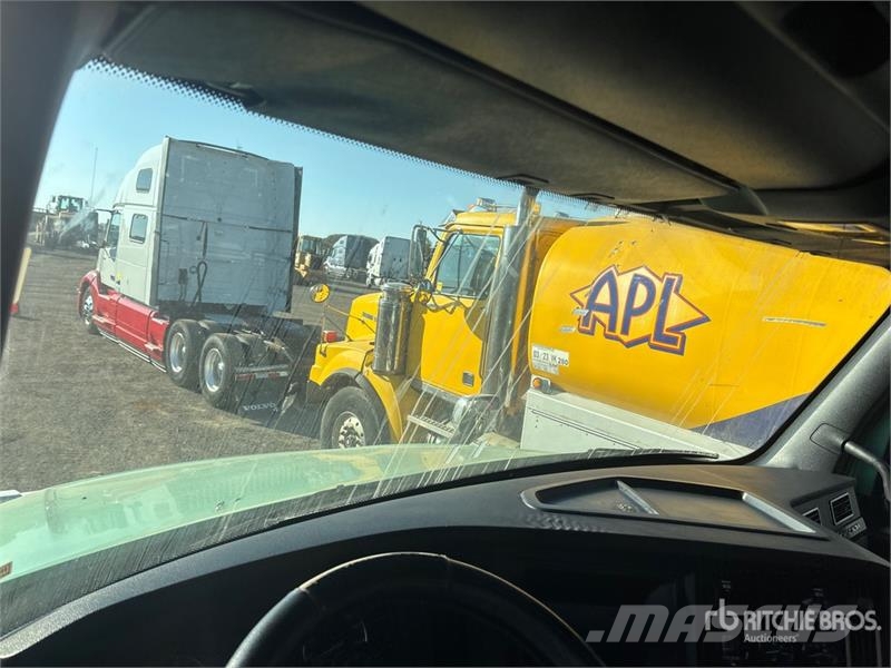 Freightliner Cascadia 126 6x4 T/A Sleeper Truck Tractor Truck Tractor Units