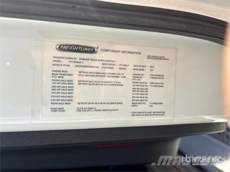 Freightliner Cascadia 126 6x4 T/A Sleeper Truck Tractor Тягачі