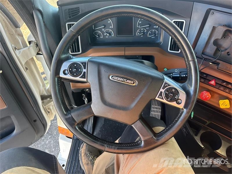 Freightliner Cascadia 126 6x4 T/A Sleeper Truck Tractor Тягачі