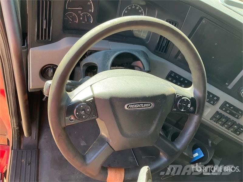 Freightliner Cascadia 126 6x4 T/A Sleeper Truck Tractor (Inoper وحدات الجر