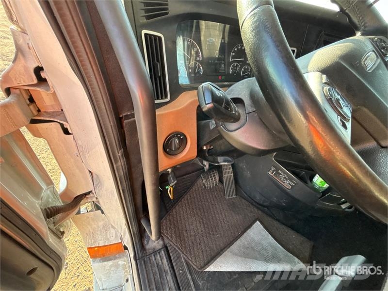 Freightliner Cascadia 126 6x4 T/A Sleeper Truck Tractor Седельные тягачи