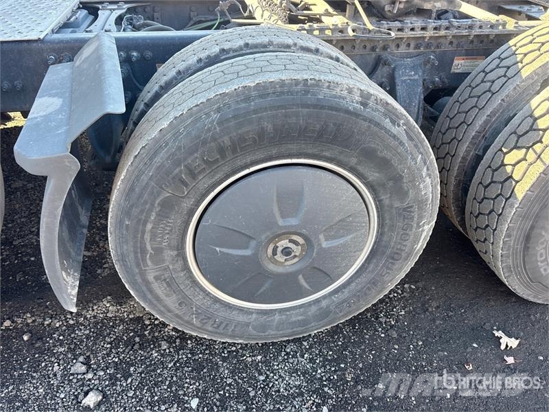 Freightliner Cascadia 126 6x4 T/A Sleeper Truck Tractor Тягачі