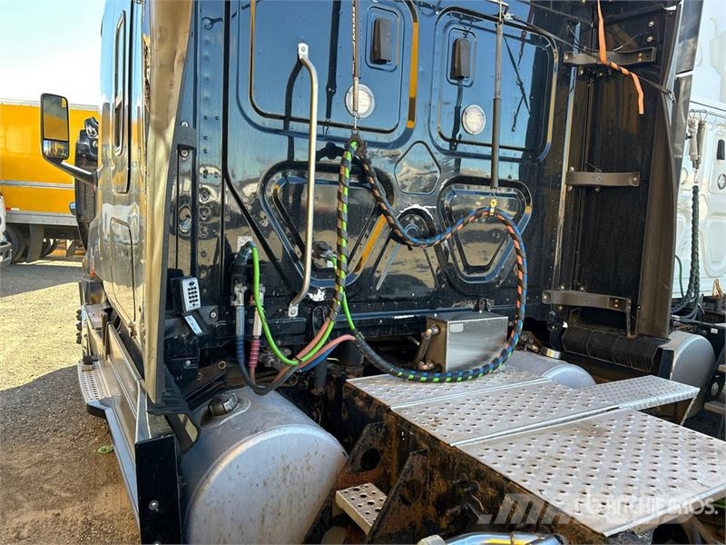 Freightliner Cascadia 126 6x4 T/A Sleeper Truck Tractor Tractor Units