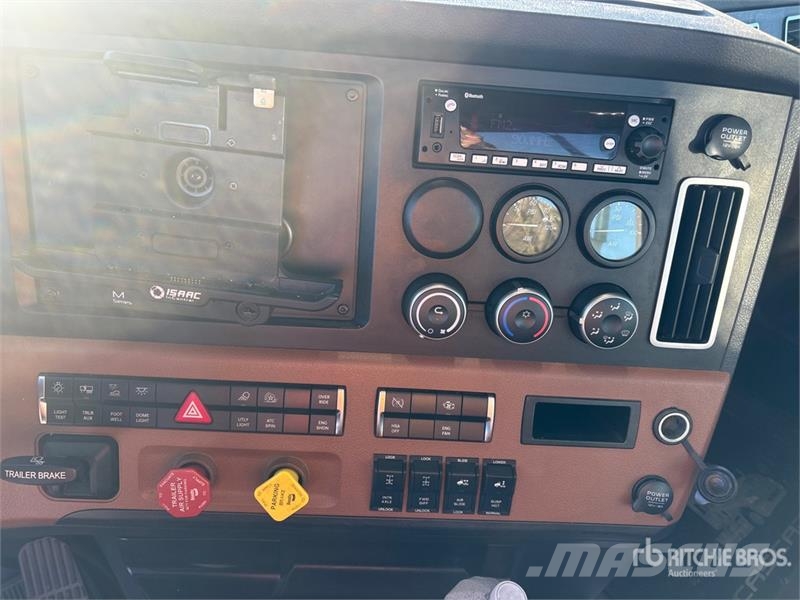 Freightliner Cascadia 126 وحدات الجر
