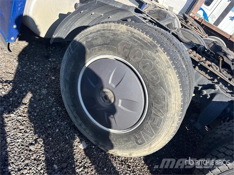 Freightliner Cascadia 126 6x4 T/A Sleeper Truck Tractor Tractor Units